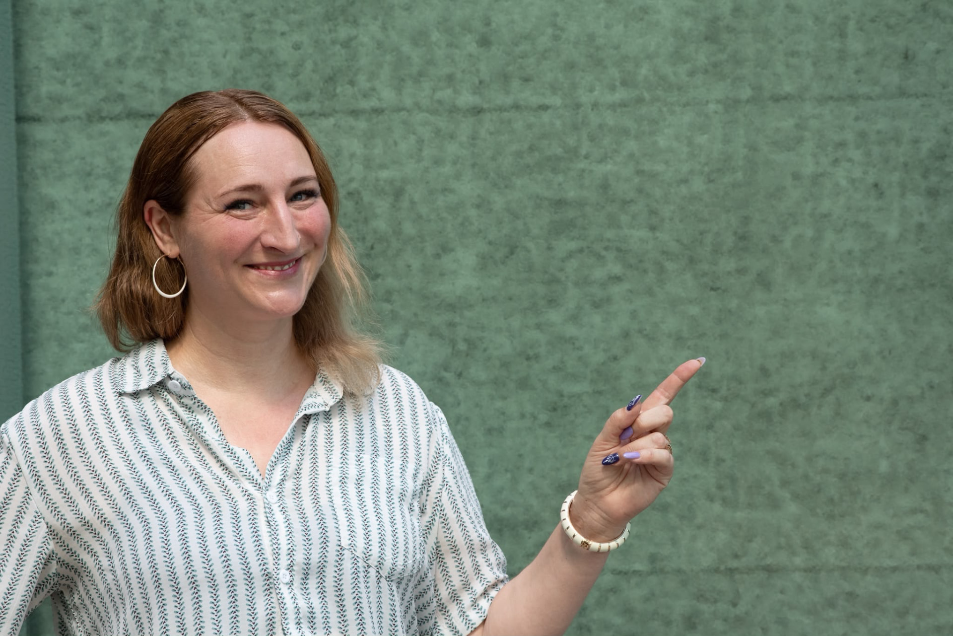 Samanta Gorzelniak lächelt und zeigt mit dem Finger nach rechts