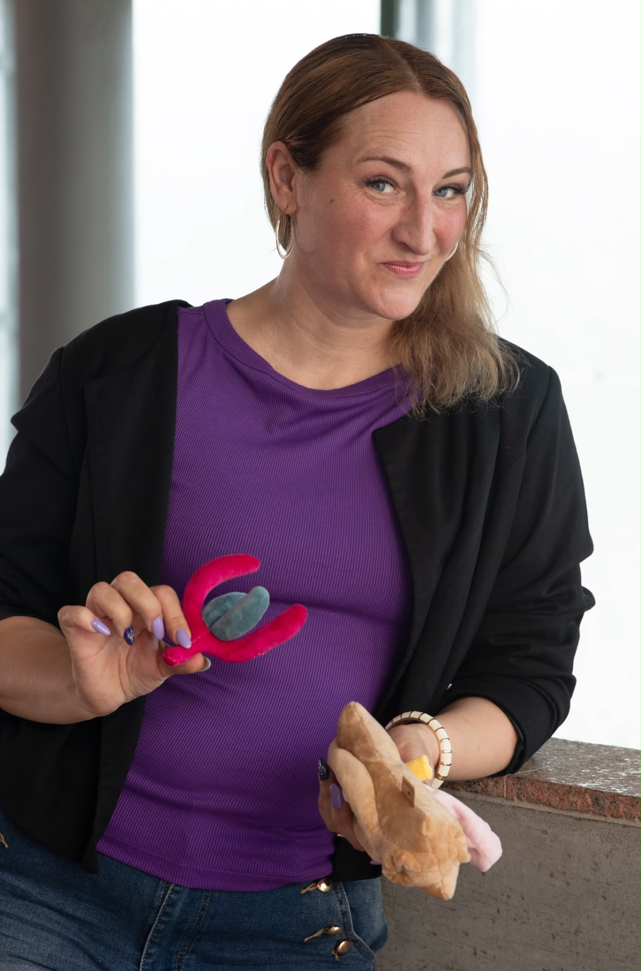Samanta Gorzelniak hält Anatomie-Modelle für ihre sexualpädagogische Arbeit in den Händen